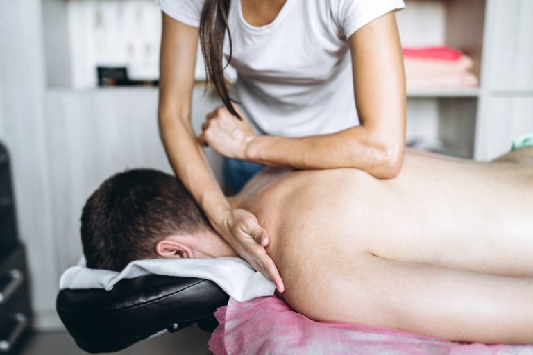 Massothérapeute offrant un massage de type Lomi-Lomi à son client masculin