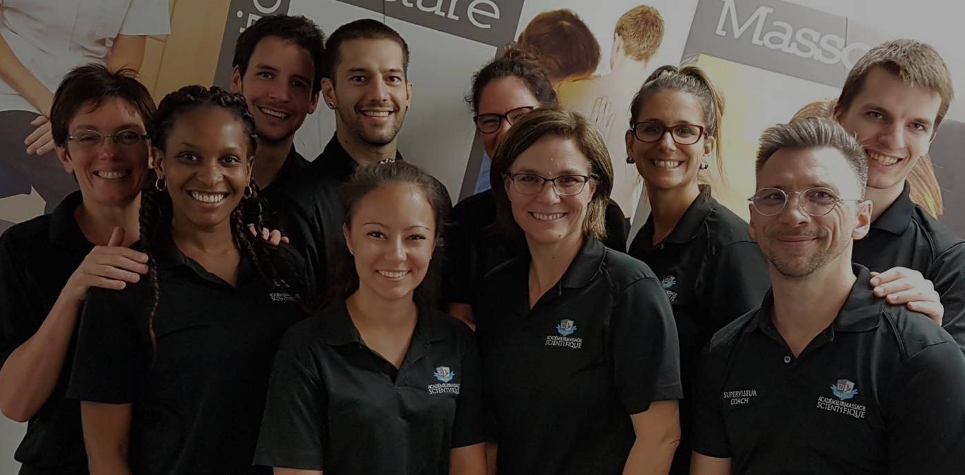 Groupe d'étudiant(e)s souriant(e)s