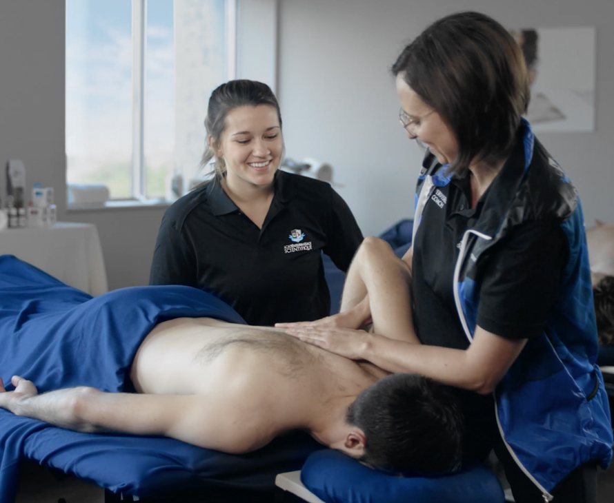 Superviseure-coach démontrant une mobilisation à une étudiante