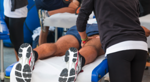 Thérapeute effectuant un massage sportif flushmassage