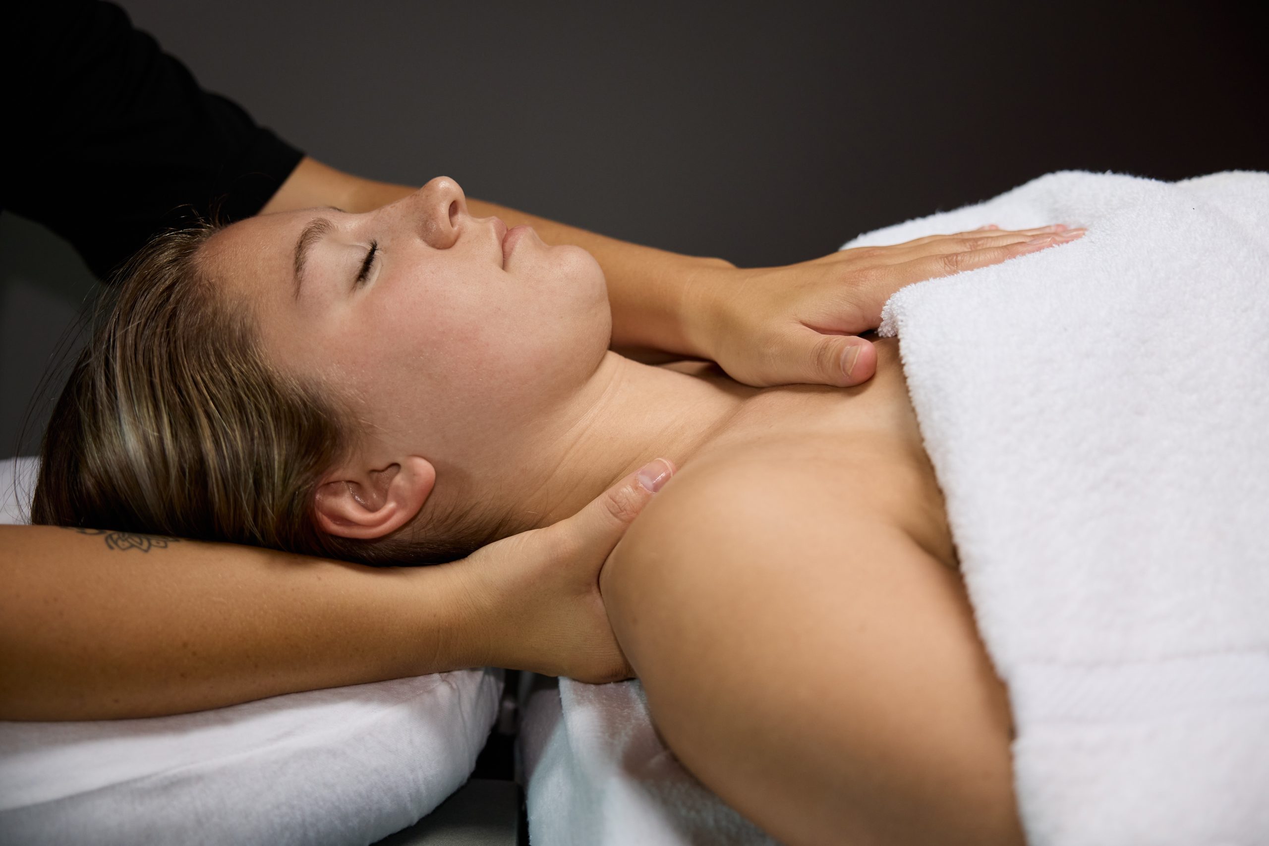 Gros plan d'une main de thérapeute posée sur le thorax de sa cliente